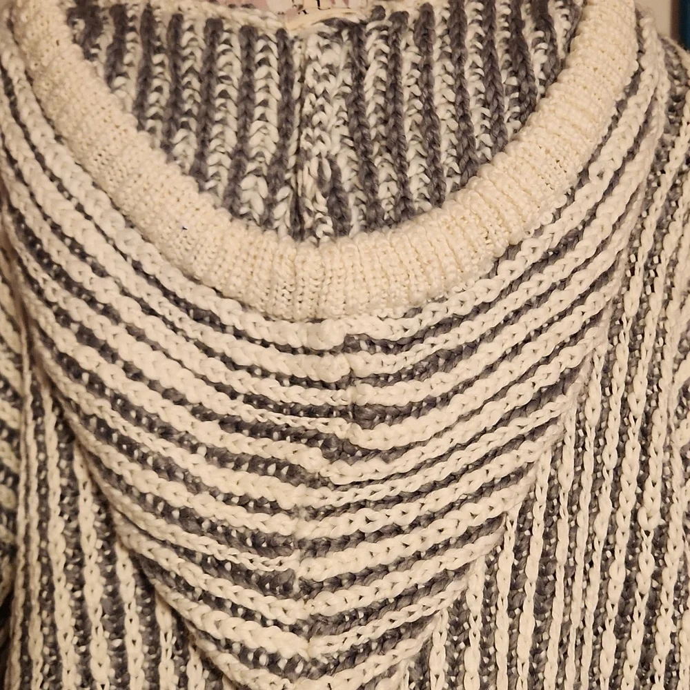 Hooded Sweater - Picture 5 of 6